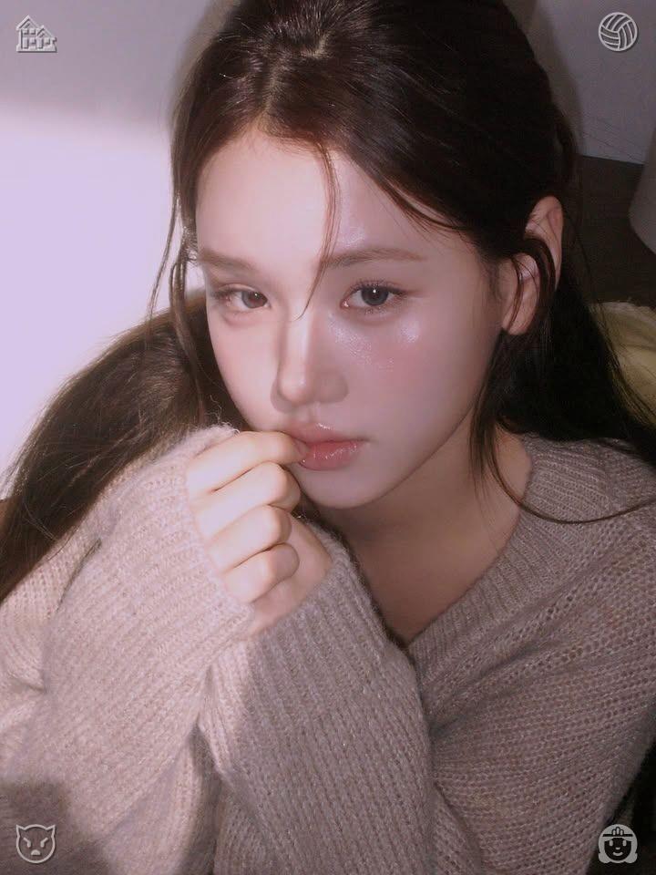 aisaxe54's tweet photo. That night, they welcomed the neighbors in for festive treats and warm cocoa, their cozy home aglow with sparkling lights, the atmosphere rich with the aroma of baked goods and spice, along with the melody of cheerful songs and shared joy. Let your inner warmth shine as your fin https://t.co/u3opvK2NxU