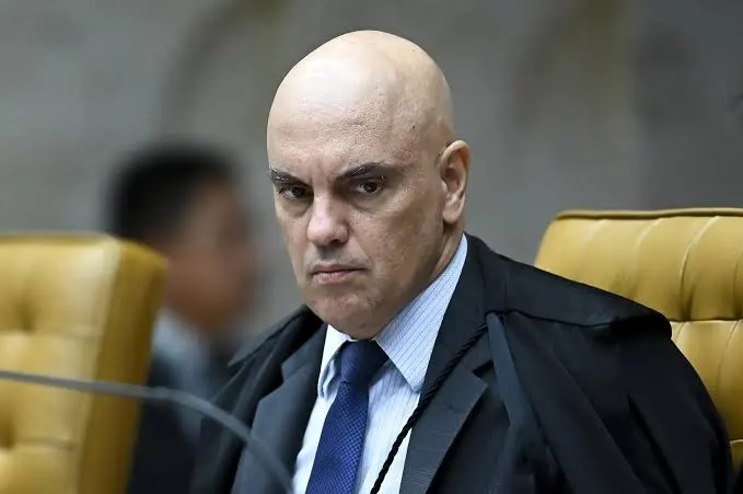 deltanmd's tweet photo. 🚨 URGENTE: MORAES USA O INQUÉRITO DAS FAKE NEWS PARA ACUSAR ANDRÉ MENDONÇA DE 3 CRIMES, CRIME DE RESPONSABILIDADE E IMPROBIDADE ADMINISTRATIVA

O Brasil está colapsando diante dos nossos olhos. 

Ao vivo agora na @CNNBrasil: encurralado, o ministro Alexandre de Moraes acabou de dar uma decisão no inquérito das fake news acusando o ministro André Mendonça dos crimes de abuso de autoridade, prevaricação, advocacia administrativa, crimes de responsabilidade e de improbidade administrativa.

Estamos em um momento crítico da nossa República. Isso JAMAIS aconteceu no Brasil. Moraes está usando um inquérito ilegal relatado por ele mesmo e em benefício próprio para acusar de crimes o ministro André Mendonça, o que é absolutamente ilegal. 

Moraes não tem poder algum para acusar ninguém de crimes, muito menos um colega do Supremo. Apenas a PGR pode denunciar ministros do STF por crimes.

Desde que o relatório da PF sobre Moraes e Vorcaro veio a público, a principal alegação de Moraes e seus aliados é a de que Mendonça teria mandado investigar Moraes sem autorização do plenário, o que a PGR também alegou no pedido de nulidade do relatório.

A alegação é falsa, porque Mendonça não investigou Moraes sem autorização, mas agora Moraes foi além e fez ainda pior: ele acusou o colega de crimes gravíssimos sem nenhum indício de prova em decisão judicial assinada por ele mesmo, ou seja, Moraes ainda por cima dá uma decisão em benefício próprio.

Moraes encharcou a Constituição de gasolina e riscou o fósforo. Ao acusar o ministro André Mendonça de crimes, Moraes na verdade empilhou crimes sobre crimes contra ele mesmo.

Chegamos ao abismo.