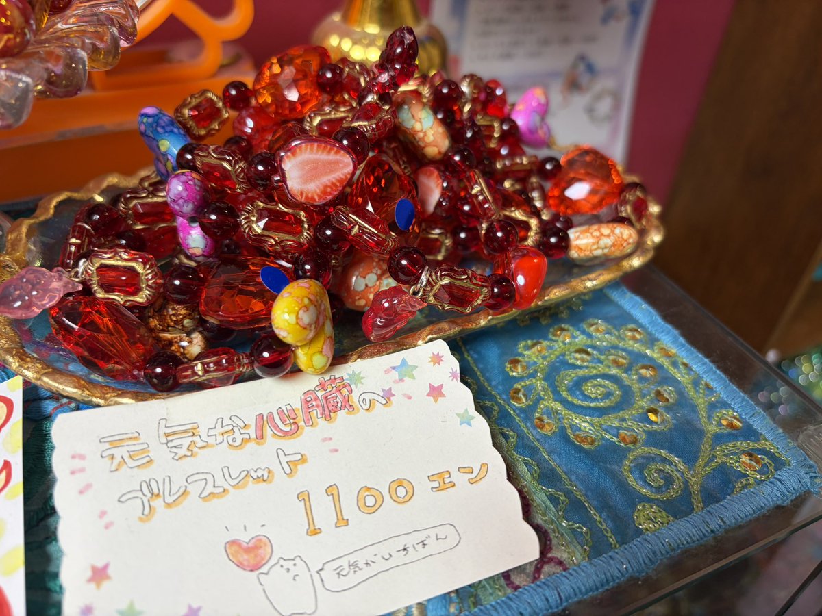 noah_chan_07's tweet photo. 一昨日雑貨屋さんで買った元気な心臓のブレスレットがなんか個人的に好きすぎて、頑張る
2枚目サイゼすぎる https://t.co/VykvkvyxAd
