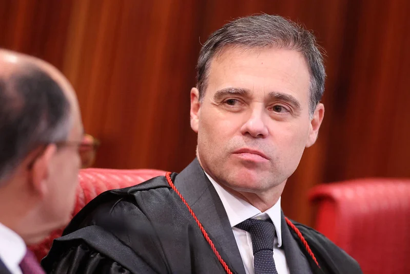 deltanmd's tweet photo. 🚨 URGENTE: MORAES USA O INQUÉRITO DAS FAKE NEWS PARA ACUSAR ANDRÉ MENDONÇA DE 3 CRIMES, CRIME DE RESPONSABILIDADE E IMPROBIDADE ADMINISTRATIVA

O Brasil está colapsando diante dos nossos olhos. 

Ao vivo agora na @CNNBrasil: encurralado, o ministro Alexandre de Moraes acabou de dar uma decisão no inquérito das fake news acusando o ministro André Mendonça dos crimes de abuso de autoridade, prevaricação, advocacia administrativa, crimes de responsabilidade e de improbidade administrativa.

Estamos em um momento crítico da nossa República. Isso JAMAIS aconteceu no Brasil. Moraes está usando um inquérito ilegal relatado por ele mesmo e em benefício próprio para acusar de crimes o ministro André Mendonça, o que é absolutamente ilegal. 

Moraes não tem poder algum para acusar ninguém de crimes, muito menos um colega do Supremo. Apenas a PGR pode denunciar ministros do STF por crimes.

Desde que o relatório da PF sobre Moraes e Vorcaro veio a público, a principal alegação de Moraes e seus aliados é a de que Mendonça teria mandado investigar Moraes sem autorização do plenário, o que a PGR também alegou no pedido de nulidade do relatório.

A alegação é falsa, porque Mendonça não investigou Moraes sem autorização, mas agora Moraes foi além e fez ainda pior: ele acusou o colega de crimes gravíssimos sem nenhum indício de prova em decisão judicial assinada por ele mesmo, ou seja, Moraes ainda por cima dá uma decisão em benefício próprio.

Moraes encharcou a Constituição de gasolina e riscou o fósforo. Ao acusar o ministro André Mendonça de crimes, Moraes na verdade empilhou crimes sobre crimes contra ele mesmo.

Chegamos ao abismo.
