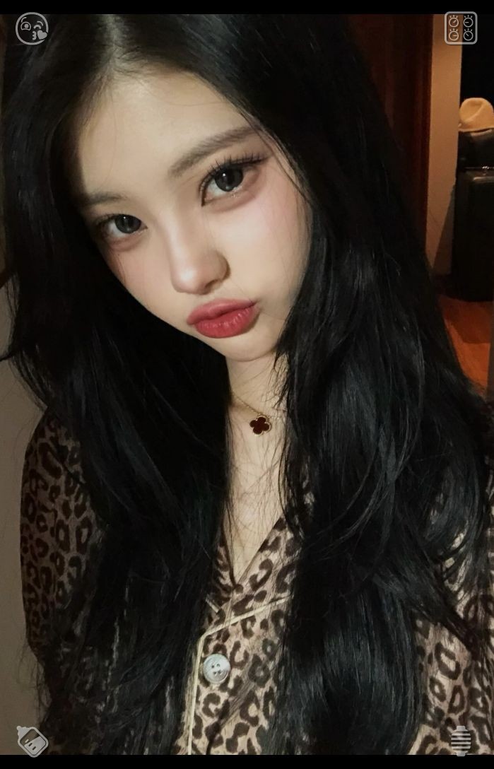 8h__r's tweet photo. 📨 Mushroom pasta, full of earthy mushroom flavor. I gaze at her with a smile, recalling my own twelve-year-old self, my grandmother at that same age, and the resilience woven through our lineage. Snapping a picture of her capturing her mirror selfie, I file it away under the ti https://t.co/iKCN5cn8rs