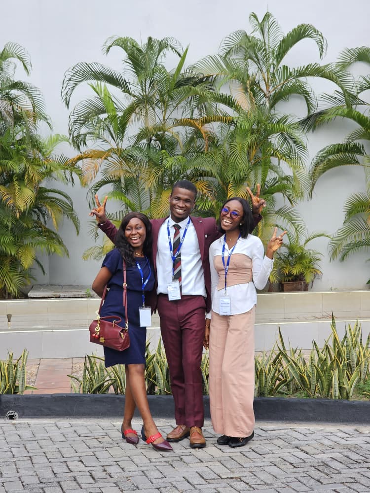 AnitaNejo's tweet photo. POP SZN!
Super excited to be done with my NYSC Journey. 
Very unconventional pictures because i had to leave my sessions at LBS to quickly get my certificate at the LG!
Couldn't get a picture in my khakhi 😭

Connect me to your rich uncles and aunties willing to hire. https://t.co/w2FHFwdvWh