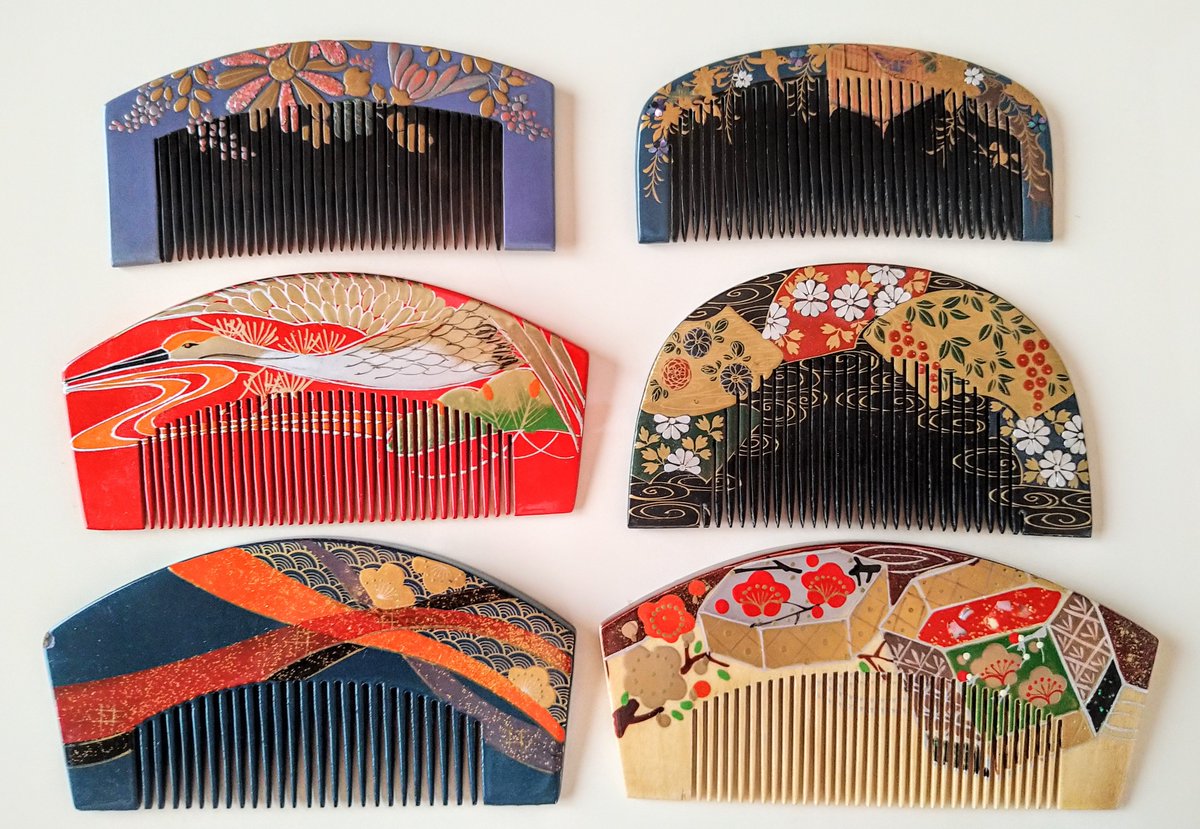 kanzashi_dou's tweet photo. 櫛の日なので、挿し櫛と愛用の梳き櫛たちをご覧くださいませ✨

ちなみに櫛には、『苦労を乗り越え死ぬまで共に』という意味もあり、江戸時代には簪と同じく、プロポーズの際に贈られたこともあるとか💡

#櫛の日 
#くしの日
#挿し櫛 
#つげ櫛 
#梳き櫛 
#櫛 https://t.co/LvpZ3nhRiS