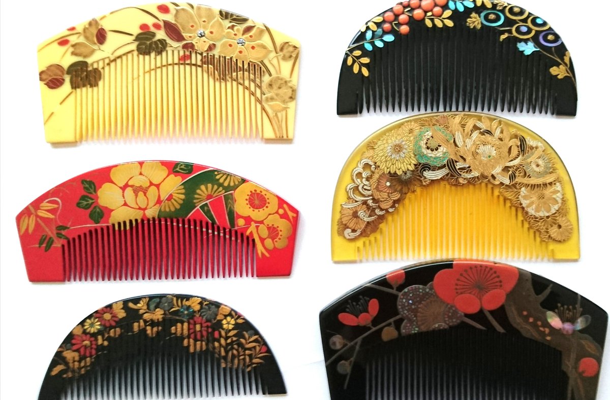kanzashi_dou's tweet photo. 櫛の日なので、挿し櫛と愛用の梳き櫛たちをご覧くださいませ✨

ちなみに櫛には、『苦労を乗り越え死ぬまで共に』という意味もあり、江戸時代には簪と同じく、プロポーズの際に贈られたこともあるとか💡

#櫛の日 
#くしの日
#挿し櫛 
#つげ櫛 
#梳き櫛 
#櫛 https://t.co/LvpZ3nhRiS
