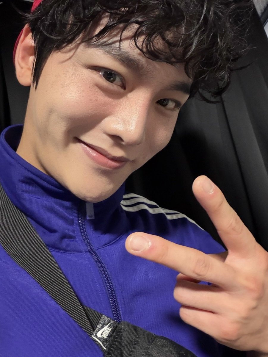 cjw_supporter's tweet photo. 🎤연극 ＜VL＞ 첫공 기념 사진이 도착했습니다📸 https://t.co/oZMLpmwEsm