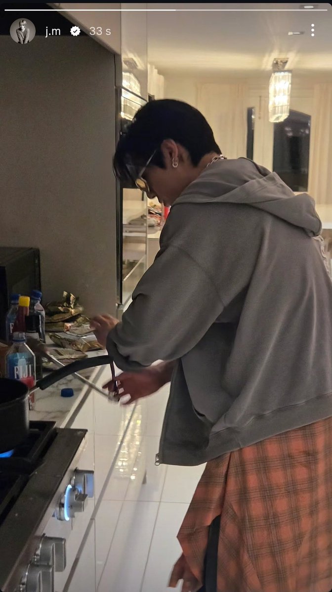 tokio_1108's tweet photo. Se acuerdan cuando Jimin publicó esta historia de su marido cocinando y después la borró? Q hermoso momento! Cierto q fue hoy 😅
#jikook https://t.co/KCMlYFD5qD
