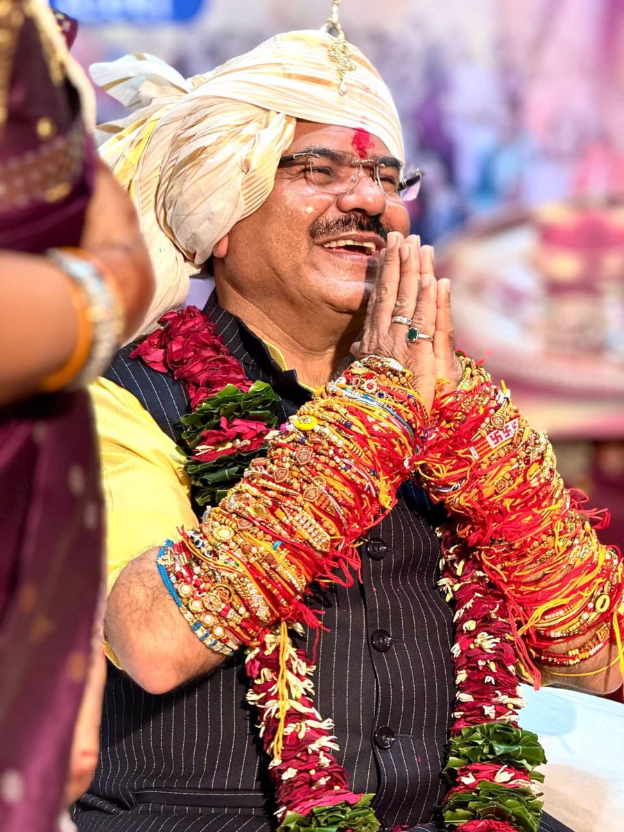 brajula_s's tweet photo. दक्षिण-पश्चिम विधानसभा का आज रक्षाबंधन का पर्व बड़ी ही धूमधाम के साथ मनाया गया, जिसमें हमारी सभी कार्यकर्ता बहनें उपस्थित होकर अपने लाड़ले भाई विधायक आदरणीय भगवान दास सबनानी जी को रक्षासूत्र बांधकर शुभकामनाएँ प्रेषित करी https://t.co/1vXhYQsdSC