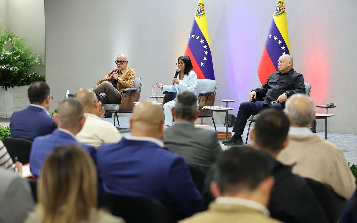 INDIURBANEJA's tweet photo. ¡El Estado real en acción! Mientras unos hacen política por Zoom, la Pdta. Delcy Rodríguez @delcyrodriguezv lidera hoy una agenda estratégica junto a gobernadores, alcaldes y el Alto Mando Político. Organización, poder territorial y resultados. ¡Así se gobierna! https://t.co/fDNksv3Ydo