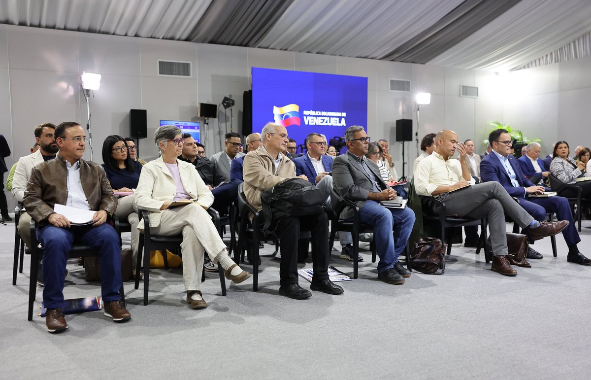 INDIURBANEJA's tweet photo. ¡El Estado real en acción! Mientras unos hacen política por Zoom, la Pdta. Delcy Rodríguez @delcyrodriguezv lidera hoy una agenda estratégica junto a gobernadores, alcaldes y el Alto Mando Político. Organización, poder territorial y resultados. ¡Así se gobierna! https://t.co/fDNksv3Ydo