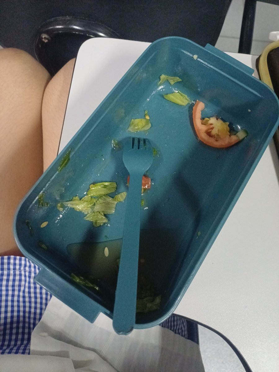lowizkcall's tweet photo. cabei de jantar minha saladinha na faculdade amo dms https://t.co/tnSMwwmEYN