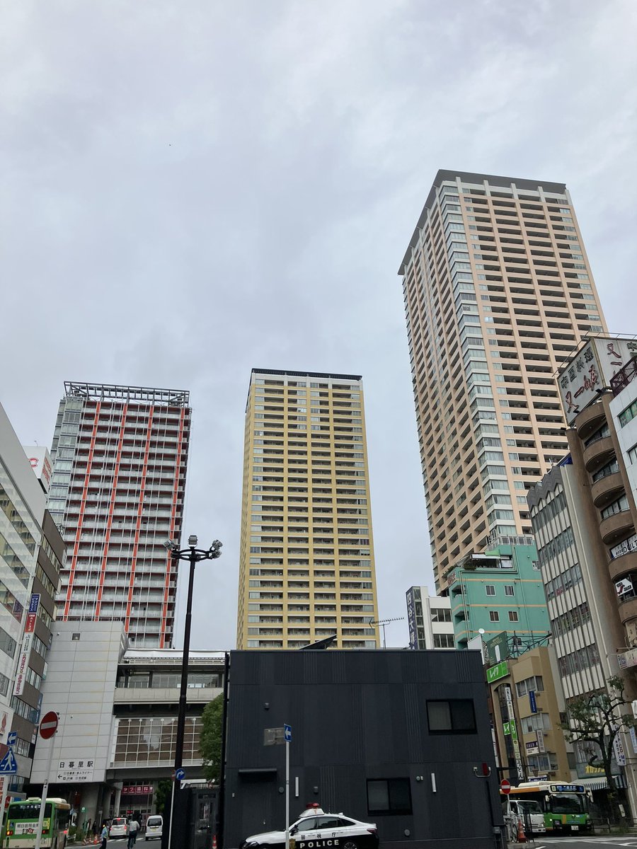 zeroboxman's tweet photo. おはようございます。金曜日の日暮里駅前は曇り。相変わらず都心は人が多すぎ。 https://t.co/W0nU3zoJ9I