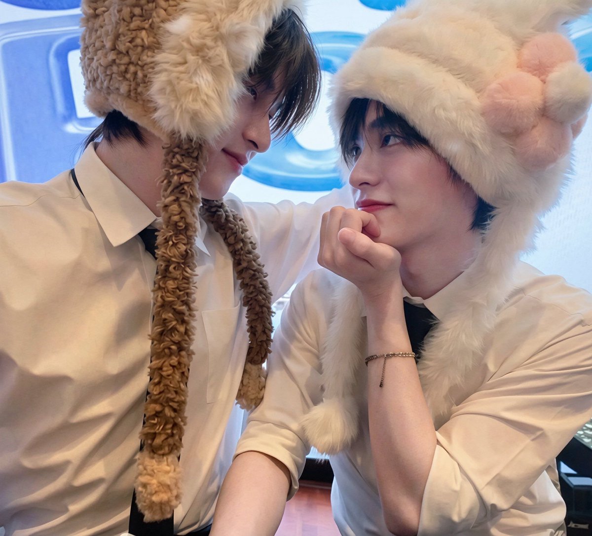 petchpchr_'s tweet photo. พี่เข้าใจว่าโอกาสที่ค่ายให้ในแต่ละครั้งมันมีเวลาของมัน ทั้งสองคนเลยอยากทำทุกอย่างที่ได้รับให้ดีที่สุด เพราะไม่รู้ว่าวันข้างหน้าจะมีโอกาสแบบนี้กลับมาอีกเมื่อไหร่ แล้วก็ไม่อยากให้วาวาต้องหายไปถูกมั้ยครับ พี่ถึงไม่เคยคิดจะบอกให้ ตตป หยุดทำงานเลย ถ้ายังอยากทำก็ทำให้เต็มที่ พี่อยากให้ทั้งสองคนได้ทำในสิ่งที่รัก และไปให้ไกลที่สุดเท่าที่ตัวเองอยากไปเหมือนกัน

พี่แค่อยากขอเรื่องเดียวจริงๆคืออย่าลืมดูแลรักษาสุขภาพตัวเอง ตตป ดูแลความฝันของตัวเองได้แต่ช่วยดูแลคนที่กำลังวิ่งตามความฝันด้วยนะครับ ร่างกายของเราไม่มีอะไหล่เปลี่ยน และคนที่พี่รักก็มีแค่คนเดียว 'วันพิชิตมีแค่คนเดียว ศุภการก็มีแค่คนเดียว' นะ วันไหนงานน้อยหรือไม่มีงาน วาวายังรอได้ แต่ถ้าวันหนึ่งทั้งสองคนต้องหายไปเพราะร่างกายไม่ไหว พี่ว่าวาวาและคนที่รัก ตตป คงเสียใจมากกว่าเรื่องงานน้อยอีก รักษาสุขภาพกันด้วยนะครับคนเก่งของพี่ทั้งคู่ 💜🩵