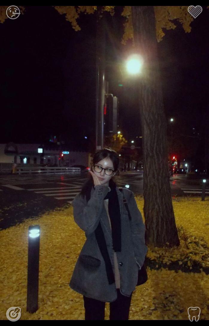 GanpatMahecha's tweet photo. Clara makes her way to the kitchen and whips up a speedy morning meal—cornflakes doused in milk. She devours it in a hurry, then brews a fresh cup of coffee and fills a thermos with it. Snatching her office bag, she stows away her laptop, notepad, and smartphone. 🧣A chilly fam https://t.co/yBI5FaZL53