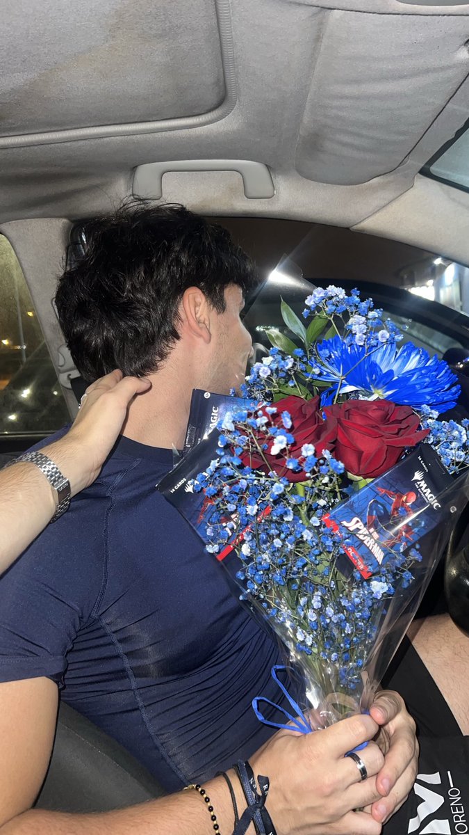 Samcdrs's tweet photo. Mi novio me regala flores todas las semanas y hoy quise devolverle el detalle con un ramo de Spiderman 💙❤️🕷️ https://t.co/CH90VlO130