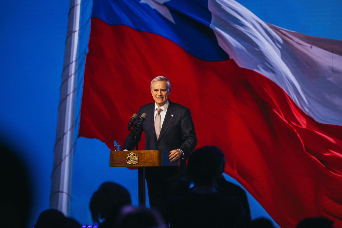 Foro_MAD's tweet photo. 🇨🇱 Cierra el V Encuentro Regional de Santiago, @PresidenteKast, presidente de Chile, recordando todos los encuentros organizados por Foro Madrid:

“Bogotá, Lima, Buenos Aires, Asunción, Santiago. Si lo seguimos haciendo bien, algún día será Managua. Algún día será La Habana. Porque ahí tenemos personas que siguen sometidas al poder mal entendido”.