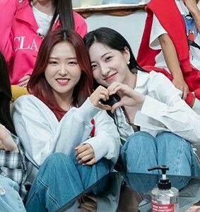 ujungburger's tweet photo. choice love not hate #stopfightingandstartstreaming https://t.co/dmtFWuArJA