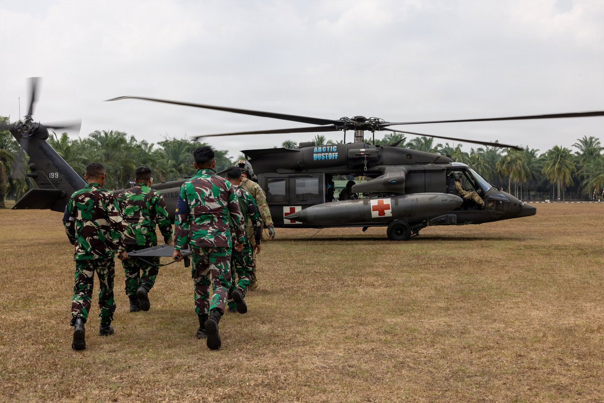 Lifesaving interoperability 🩺

U.S. Soldiers, Japan Ground Self-Defense Force and Indonesian National Armed Forces service members perform hot and cold load MEDEVAC training during Exercise Super Garuda Shield in Indonesia to sharpen combined medical response capabilities.

📍 https://t.co/TJqUMzx5H4