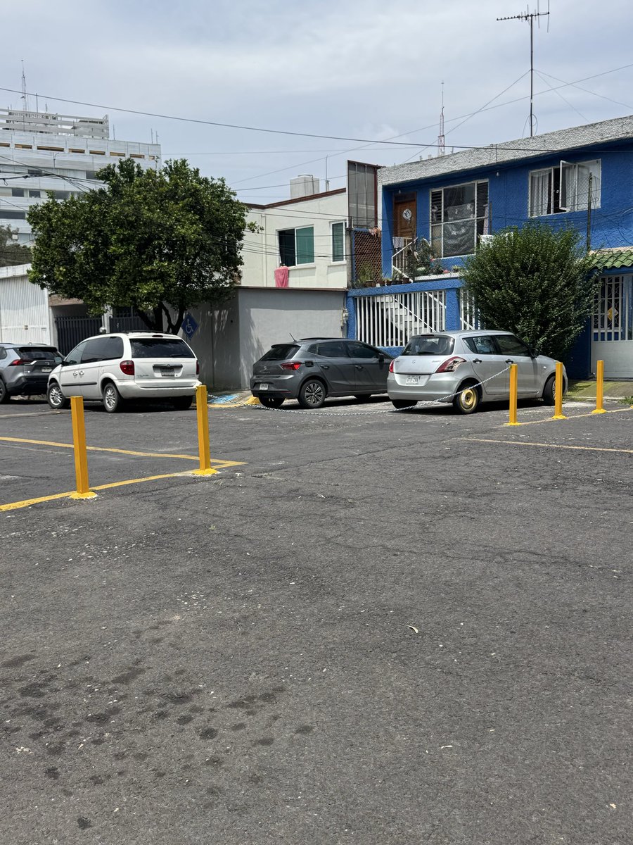 davidfr_13's tweet photo. @TlalpanAl @Gabyosoriohdz se solicita el retiro de cadena y postes que instalaron de forma ilegal para impedir el acceso al parque de calle club Toluca y acoxpa en la colonia Villa Lázaro cárdenas , así como plumas y bienes mostrencos . https://t.co/vdN0Gtwbrw