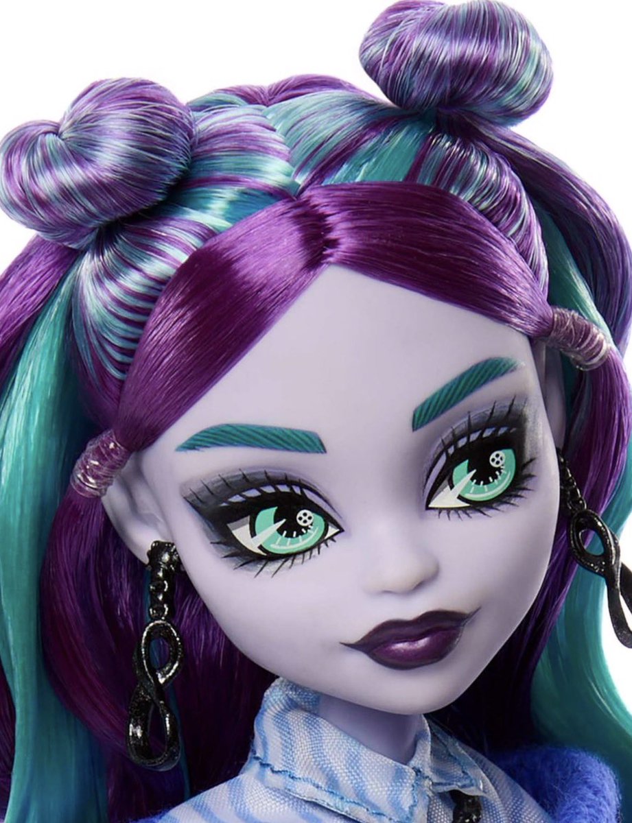 SashazDollz's tweet photo. The two different screenings &amp; earring colors😭😭 https://t.co/sxWVL7Qbne