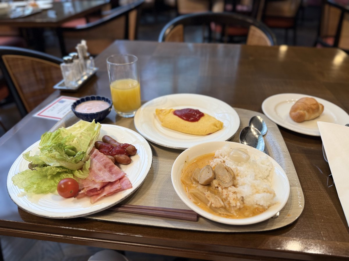 moriaki12's tweet photo. やはり有料は違うな
タイ風カレーとかあるしオムレツはシェフが目の前で作ってくれた
いただきます https://t.co/s3QDHluFjG