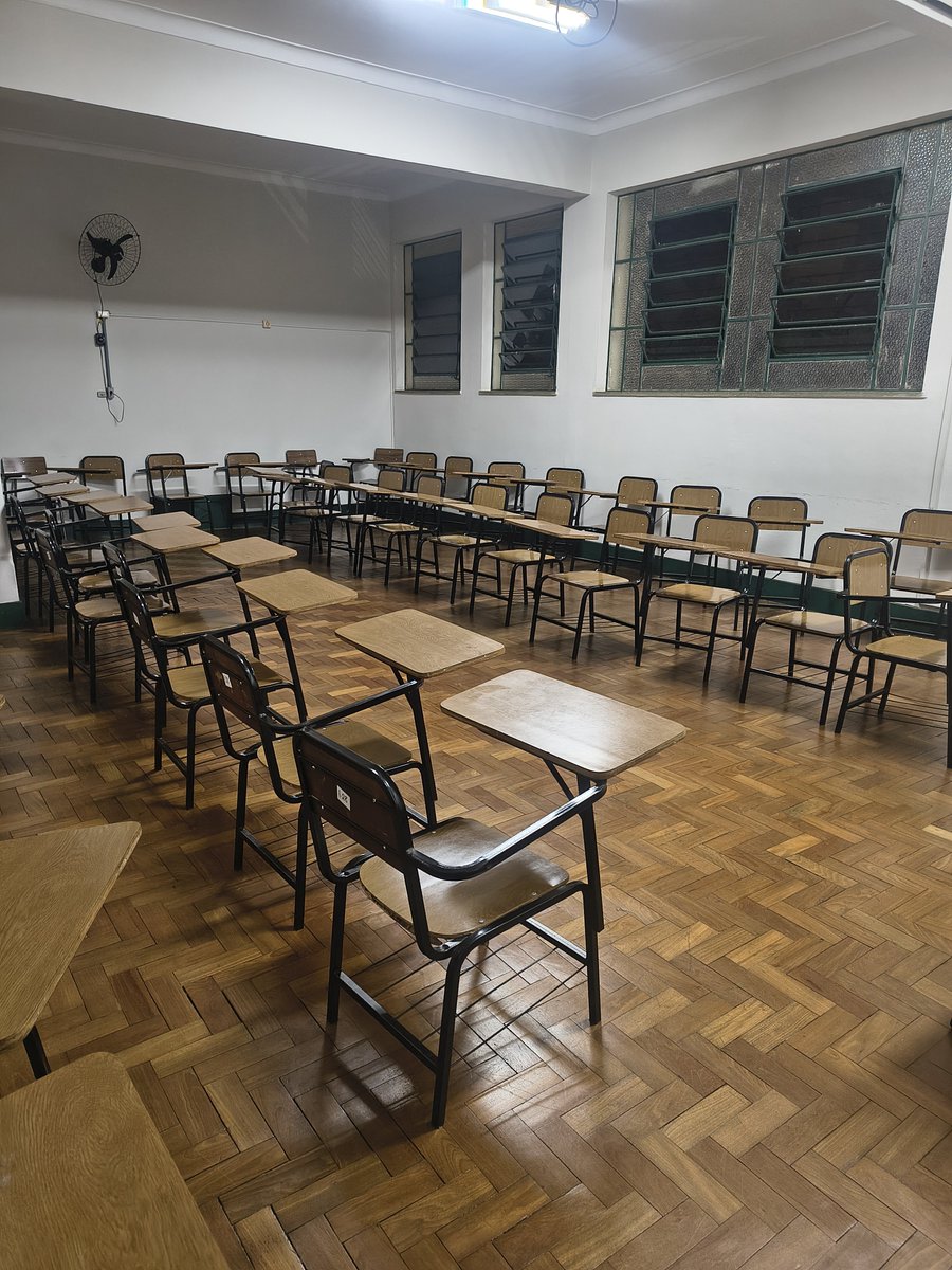 anaxteodoro's tweet photo. Cadê o tweet do aluno que teve o dia merda e chegou na sala e as cadeiras tão dispostas em um círculo? Hoje a tristeza foi da professora https://t.co/bhHymXWJYg