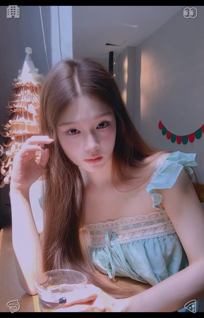Jean17593129's tweet photo. 🎲A lamp adorned with glass panels, alongside a peach-banana salad, evokes the sentiment: “We’ve spent countless idyllic moments in this place—each one a treasure, brimming with affection. This garden, this very corner, this radiant sunflower—they all embody our journey toge https://t.co/bZKJPLyb4F
