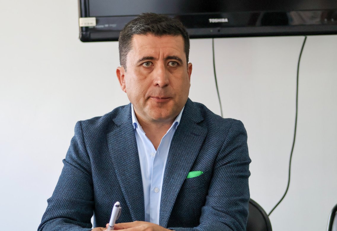 MIT_Ecuador's tweet photo. 🤝 Impulsamos la cooperación público-privada para fortalecer la gestión pública.

El viceministro de Tecnologías de la Información y Comunicación, @Ricardo__Guti, lideró una reunión de trabajo entre equipos técnicos y representantes del @MIT_Ecuador y Google, en la que se identificaron oportunidades de cooperación en áreas estratégicas como:

✅Información tecnológica y geoespacial.
✅Conservación de la Red Estatal Vial.
✅Movilidad y analítica de datos.
✅Gestión de información para la toma de decisiones.
✅Cobertura y plataformas de información del transporte público.
✅Datos de accidentalidad y mapas de riesgo.
✅Red ferroviaria y electromovilidad.
✅Soluciones tecnológicas aplicadas a la gestión pública.

Fortalecemos la articulación con el sector privado para incorporar innovación, tecnología y datos que permitan tomar mejores decisiones y generar soluciones en beneficio de los ecuatorianos.