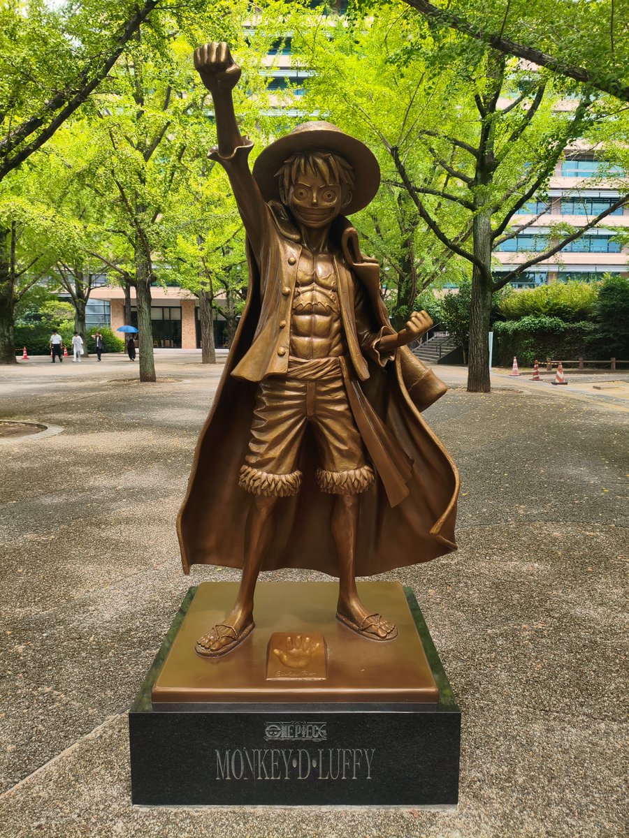 omimi666's tweet photo. 熊本地震があってから間もなく訪れたんだが熊本城の外壁崩れてるのわかる？相当影響あったのが伝わるよね。
ワイは道民で九州からクソ距離はあるし遠いけども、遠くても同じ日本国民だからさ。
それと、ワンピースのルフィ像行って手形合わせたらルフィと同じ手のサイズでした。
ありがとう熊本。 https://t.co/vkqPiyUk4u