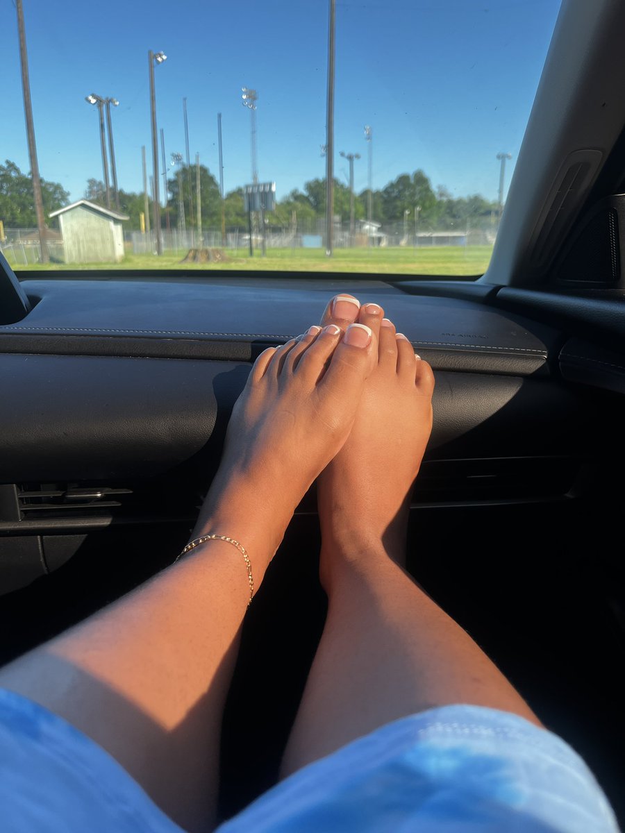 BabaeYk's tweet photo. #feet #frenchtips #feetworshi̇p https://t.co/TIM66Wy3eP