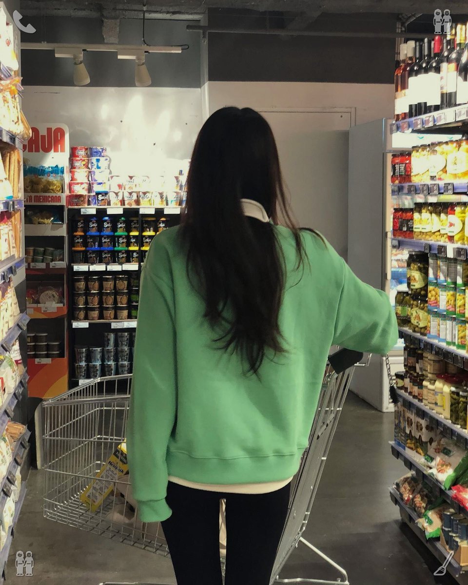 VicSupimpa's tweet photo. 🦻An evening stroll hand in hand, the two of them deep in conversation. Life’s fleeting uncertainty can steer you toward brighter paths—keep pushing past your inner doubts and advance gently, holding onto quiet hope even when the world around you grows harsh and critical. https://t.co/gOFu3A13KG