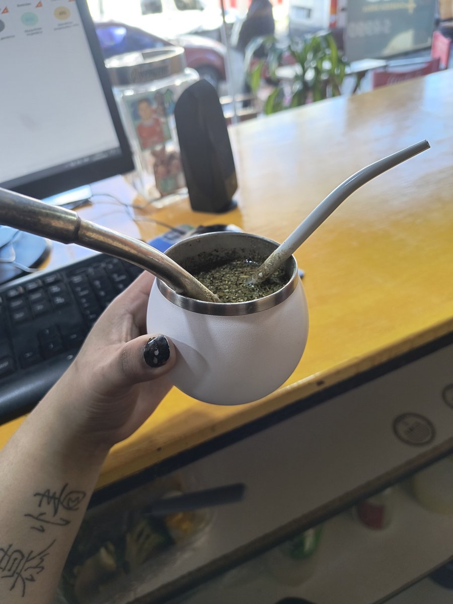 muqats's tweet photo. en el laburo mi compañero me dice de tomar tereré, le digo no pq te voy a contagiar (tengo alta gripe) y me dice hay dos bombillas, así que dije bueno va a hacer dos mates...
con la que cae el genio de mierda de mi compañero: https://t.co/6Z3w9qPYo1