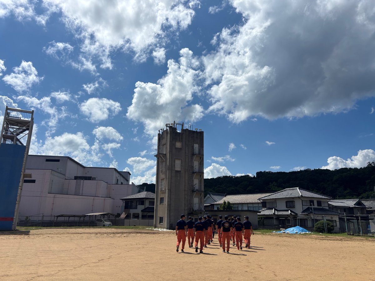 narashobogakko's tweet photo. 令和8年9月1日、奈良県消防学校救助科に17名が入校。スローガンは「前へ」。教育中に自身の目標を定め、日々小さな積み重ねを大切にし、一歩でも前進する意思と行動を徹底します。助けを求める人がいる限り、必ず助ける。その使命を胸に、仲間とともに学び、鍛え、成長する17名の挑戦が始まります。 https://t.co/r56w18remW