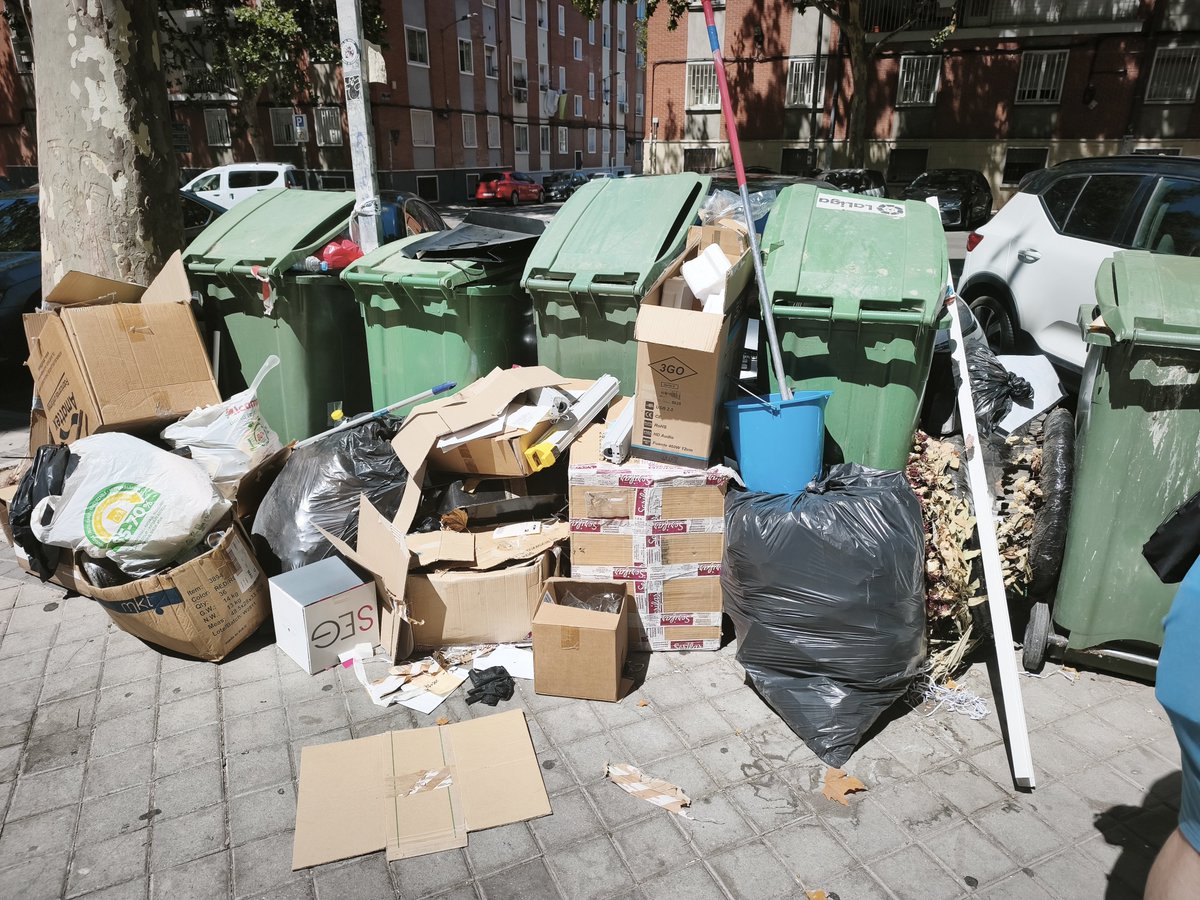 AmaroJonay's tweet photo. 🗑️ Que no han salido toneladas de basura. 

🤮 Hay que tener cara. Con 40 grados y olía que daba asco todo Payaso Fofó. 

😡 Has tenido a aficionados yendo a por su abono y a periodistas esperando una respuesta con la basura que no has recogido en 15 años #RayoRacing https://t.co/PbCRvDwyqX