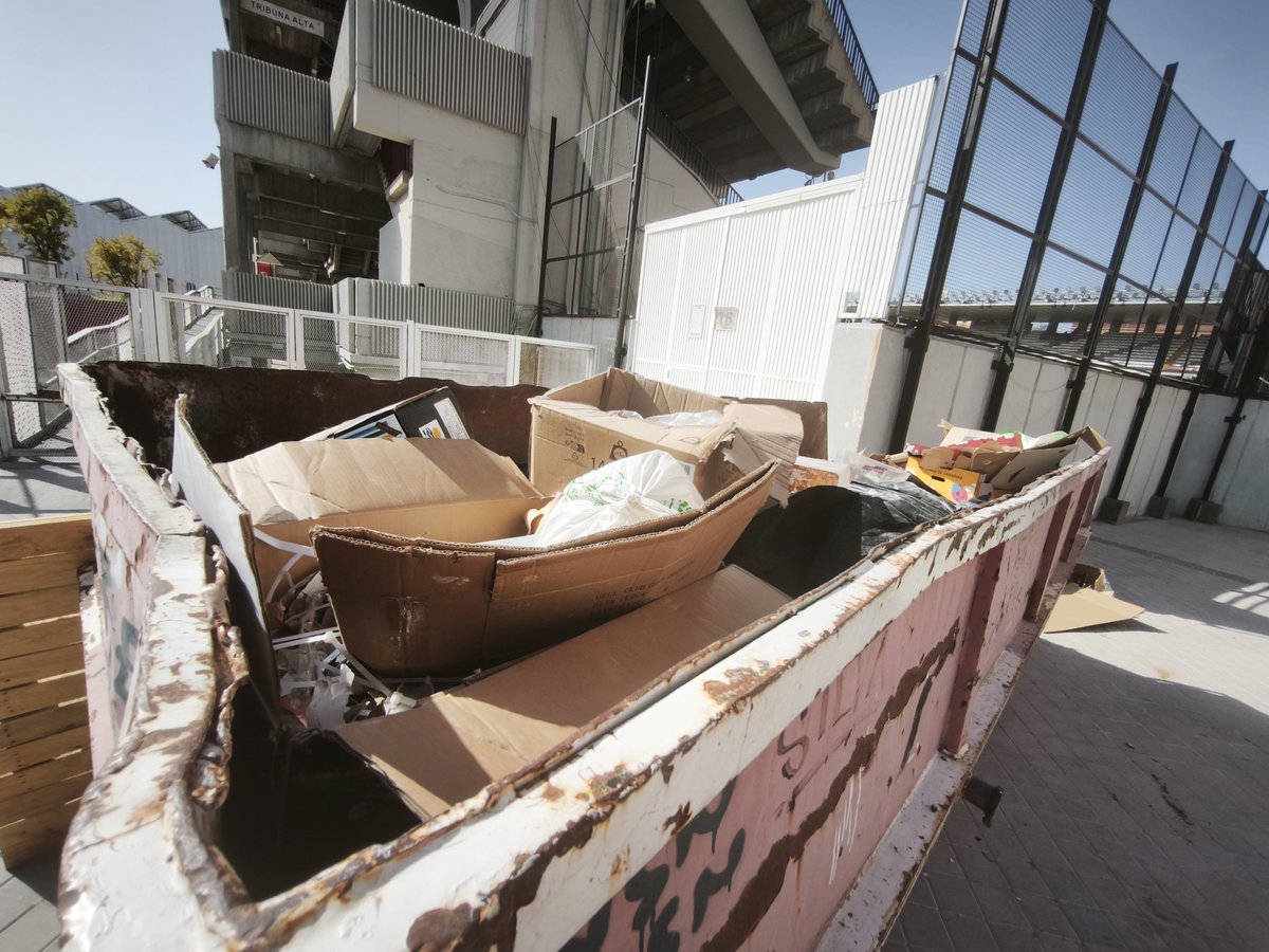 AmaroJonay's tweet photo. 🗑️ Que no han salido toneladas de basura. 

🤮 Hay que tener cara. Con 40 grados y olía que daba asco todo Payaso Fofó. 

😡 Has tenido a aficionados yendo a por su abono y a periodistas esperando una respuesta con la basura que no has recogido en 15 años #RayoRacing https://t.co/PbCRvDwyqX