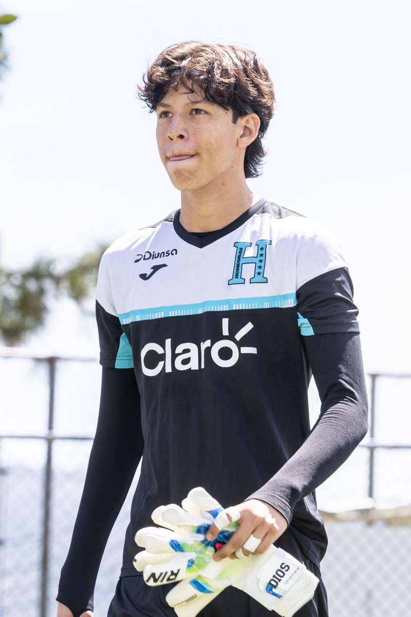 FFH_Honduras's tweet photo. 📸🇭🇳 Rostro de la #HU17 | @diunsahn
Ellos son parte de la Selección Nacional U-17 de Honduras, trabajando con intensidad y dejando todo en cada entrenamiento. 💪⚽️
#LaHU17 #LaHU17Mundialista #FFH #Honduras #Qatar2026 https://t.co/Jx8tdtNIBZ