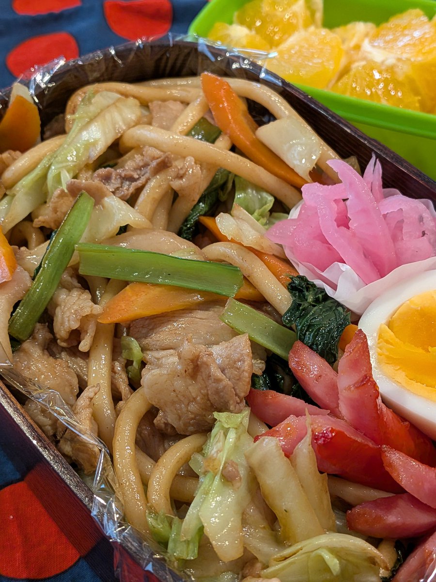 hyaskoy's tweet photo. #064

焼きうどん、ゆでたまご、たこさんウインナー、桜大根

金曜日。２学期１週目なんとか終了〜。

（750ml＋果物）
#男子高校生弁当
#高校生弁当
#お弁当記録 https://t.co/qMDdoa6sHN