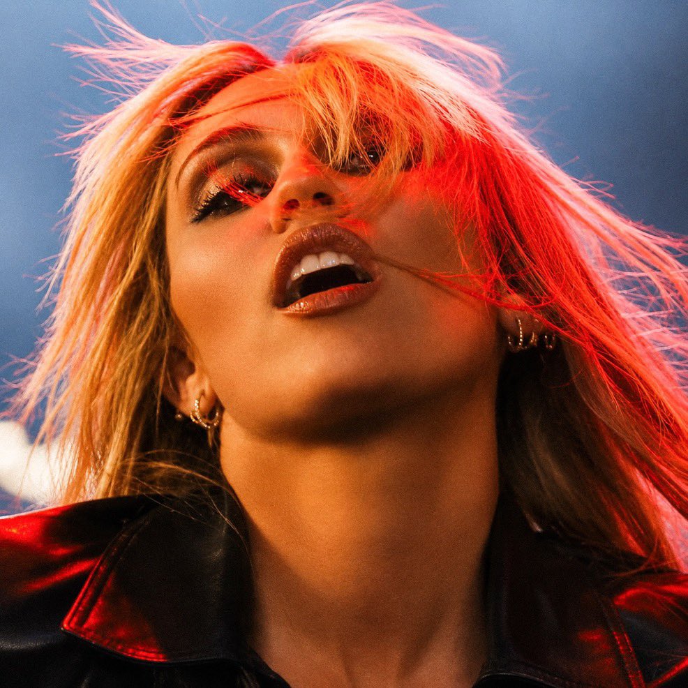 MileyBasee's tweet photo. MILEY references her hit "We Can't Stop" and signature Bangerz era catchphrase in new single "Bass Persuades":

"You know that you can't stop won't stop" https://t.co/1jDsVxRbe2