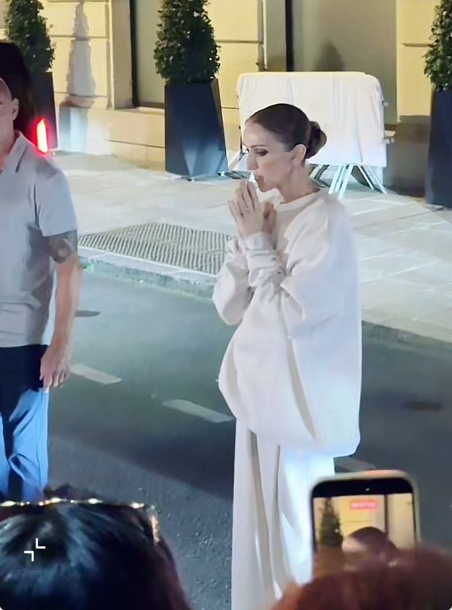 NewsDion's tweet photo. 🤍 #CelineDion de retour à son hôtel ✨ Malgré l'heure tardive, elle prend de longues minutes pour échanger et chanter avec ses fans ❤️ https://t.co/liMg8FMGgf