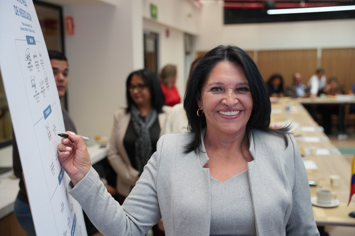 ESAPOficial's tweet photo. Este pliego, el más amplio negociado en la Escuela, abarcó temas enfocados en bienestar, comunidad administrativa, cuerpo docente y  fortalecimiento de la autonomía universitaria. En palabras del director nacional, @nerioalvis, la dirección mantendrá su oficina abierta para preservar la comunicación y la gestión de soluciones permanentemente.