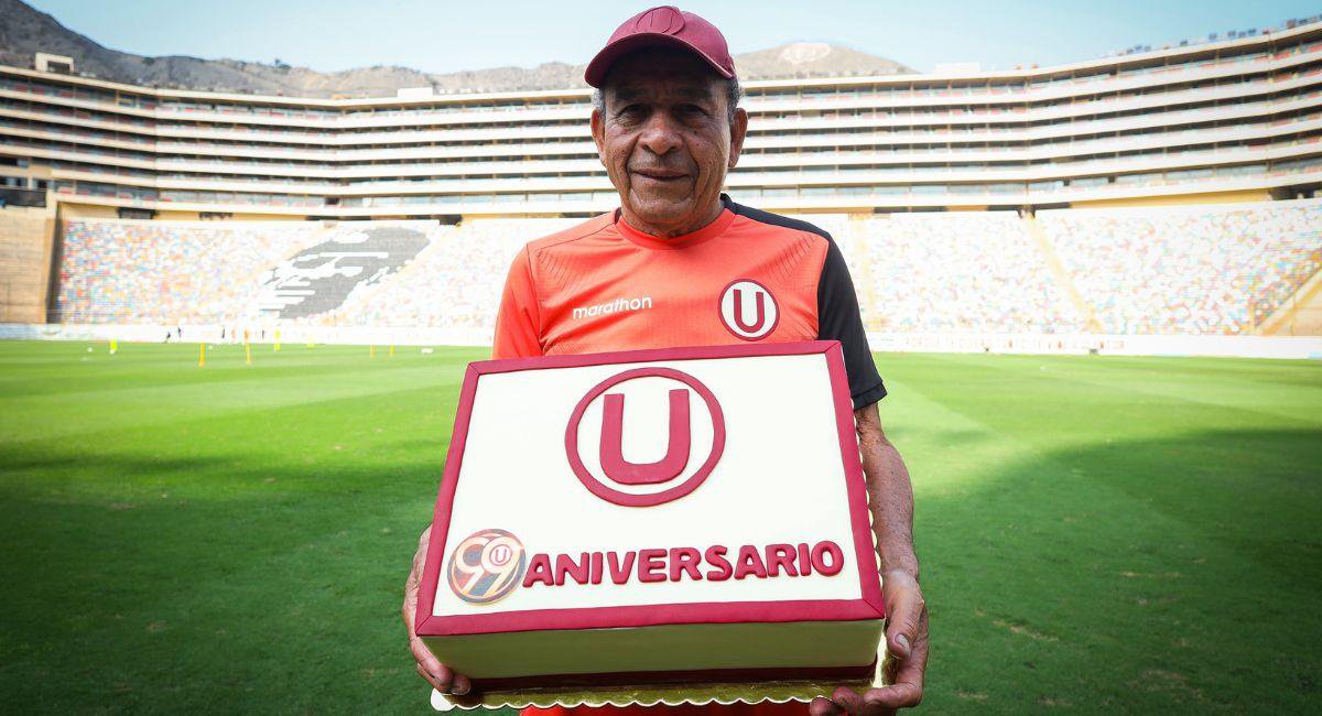 Miguelon1924's tweet photo. Jamás se le pasaría por la cabeza a ningun hincha de Universitario agredir a un Idolo de verdad de la U. Uribe es un ídolo de SC, idolo de verdad, leyenda viva de ese club, la agresión demuestra lo microbio q son, están en nada, están en pañales como hinchada.

Chumpitaz, IDOLO ! https://t.co/aveBJmybqg