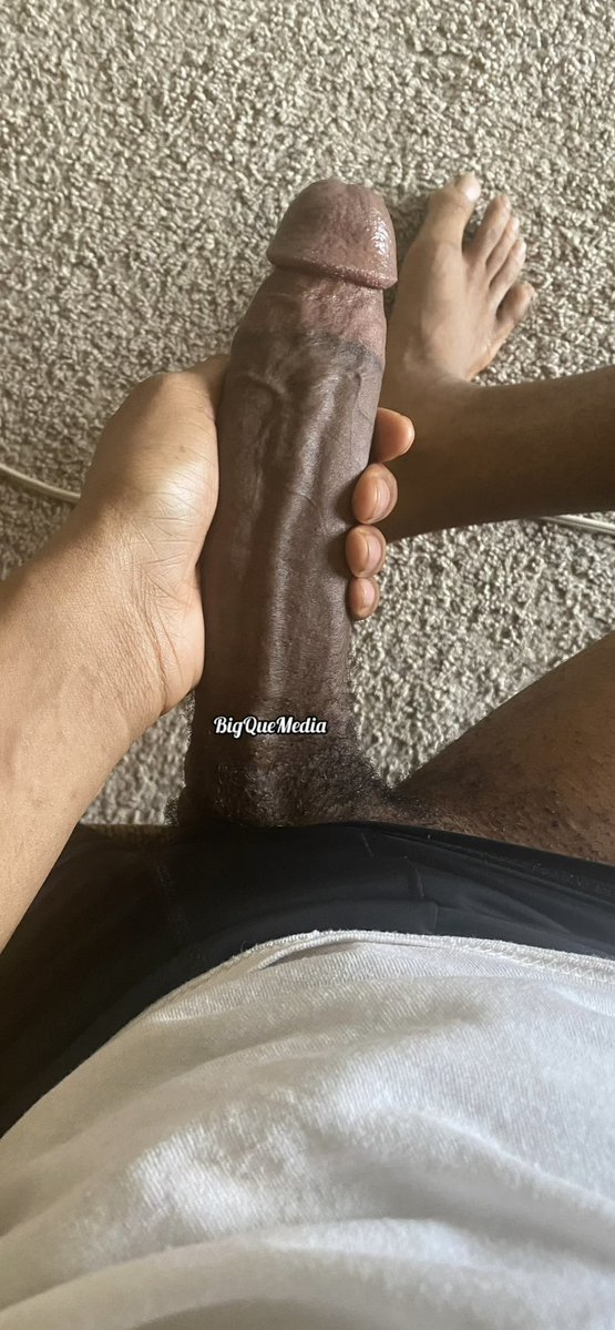 BigQueMedia's tweet photo. El video muestra a un hombre acariciando su gran pene de elefante erecto, mientras lo sostiene con la mano. https://t.co/jU0IvG4Hio