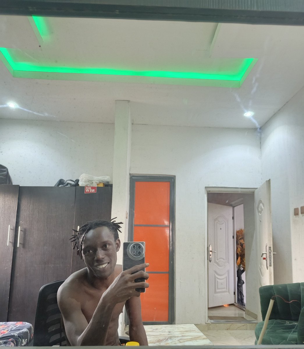 Gravityempire28's tweet photo. DOLLARS            OR                     NAIRA https://t.co/N12WyDUruc