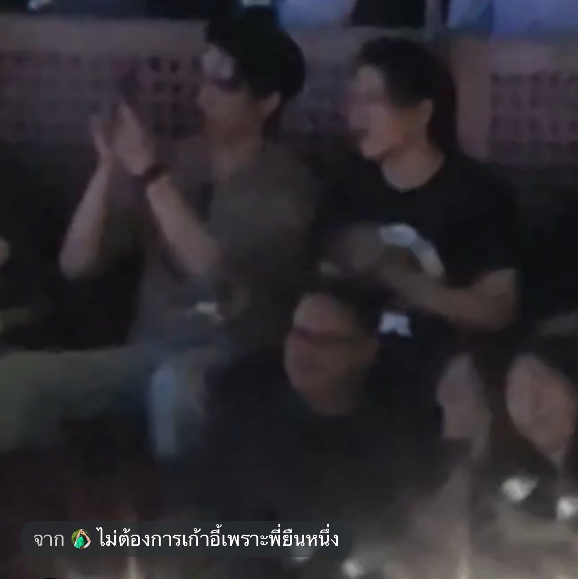 Mor_Poppy's tweet photo. คือเอาจริงนะเป็นคสพ.เป็นโครตน่ารัก ในวันที่แบล็คพิ้งค์ คอนที่พี่เอสชอบนะ วิลเลี่ยมให้พี่เอสเอ็นจอยให้พี่เอสสนุกได้เต็มที่เลย ส่วนวิลเลี่ยมจะคอยถ่าย คอยเก็บบรรยากาศให้ตลอด พอมาวันนี้เป็นคอนอัสนีวสันต์ คอนที่คนวิลเลี่ยมชอบ วันนี้เลยกลายเป็นพี่เอสแทนที่ถ่ายเก็บทุกอย่างให้คนน้องได้สนุกเต็มที่ ได้ร้อง ได้โยกได้จอย ล่ะพอจบคอนคงค่อยมาแชร์ความสุขกันและกันให้กัน แชร์รูปภาพ แชร์คลิปให้เอาไปลง มันน่ารักเนาะ ไปดูคอนเสิร์ตที่เราชอบกับแฟนดีแบบนี้นี่เอง