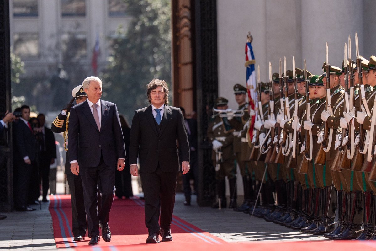 PresidenteKast's tweet photo. La relación con Argentina es estratégica para Chile y hay que trabajarla de manera permanente. Junto al Presidente Javier Milei, revisamos la agenda bilateral y los desafíos que compartimos como países vecinos, donde una vez más, ratificamos la soberania de Chile sobre la totalidad del Estrecho de Magallanes.