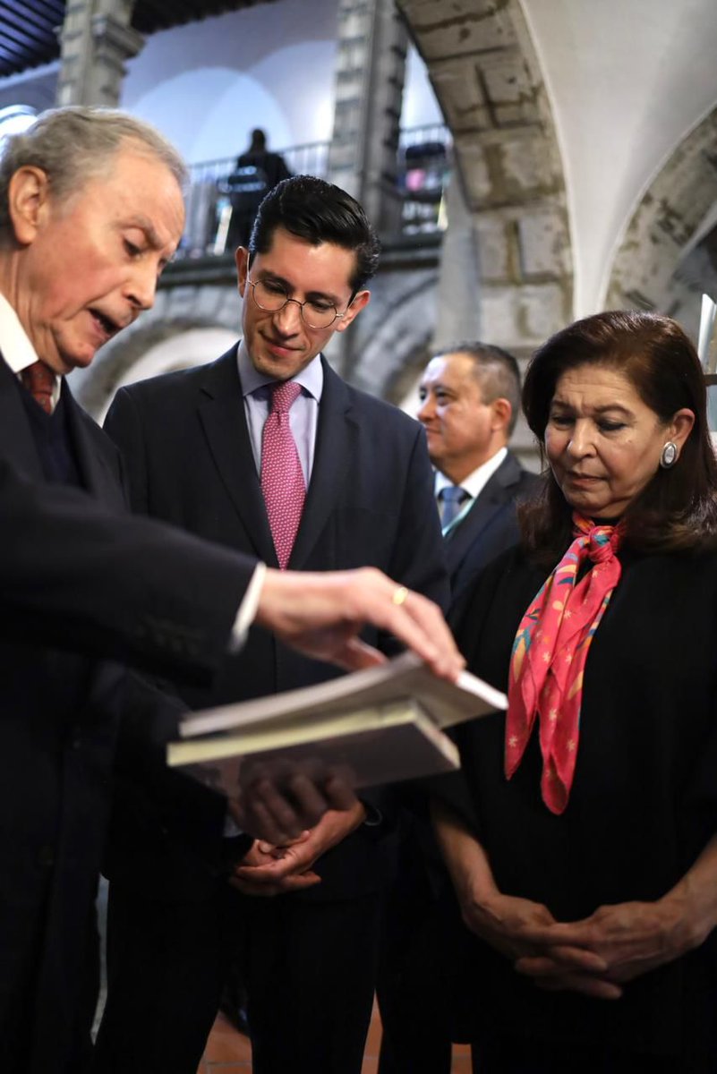 SRE_mx's tweet photo. El secretario Roberto Velasco inauguró la XIV Feria del Libro de Relaciones Internacionales del Instituto Matías Romero, con representantes del sector académico y del cuerpo directivo.

El canciller Velasco destacó el esfuerzo que realiza la @SRE_mx para fortalecer al @imatiasromero y consolidarlo como el centro de pensamiento y la academia diplomática de exigencia del pueblo de México, así como un espacio de análisis que alimente productivamente la toma de decisiones. 

La edición 2026 de la Feria, abierta para asistentes de todo público, se realizará hasta el sábado 5 de septiembre en la sede del Instituto, en República de El Salvador 47, CDMX, con apertura diaria de 10:00 a 18:00 hrs.

#14FLRI26