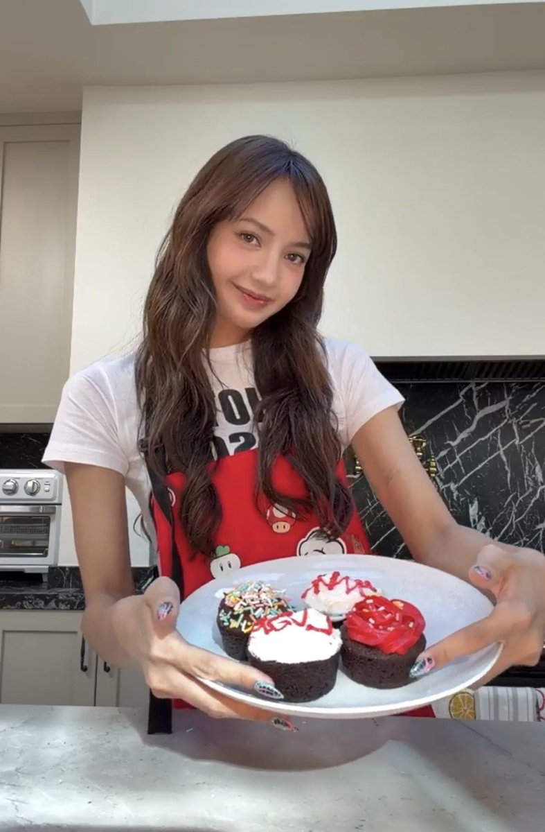 lalisamgger's tweet photo. Alice: Is there anything else you want to share before we wrap it up 
Lisa: Uhh, what I want to share? I just want you guys to enjoy Sawadika MV. I worked so hard for this, everyone in my team I want to say thank you for working in Sawadika together with me. We are almost there https://t.co/m9jTdMXCVo