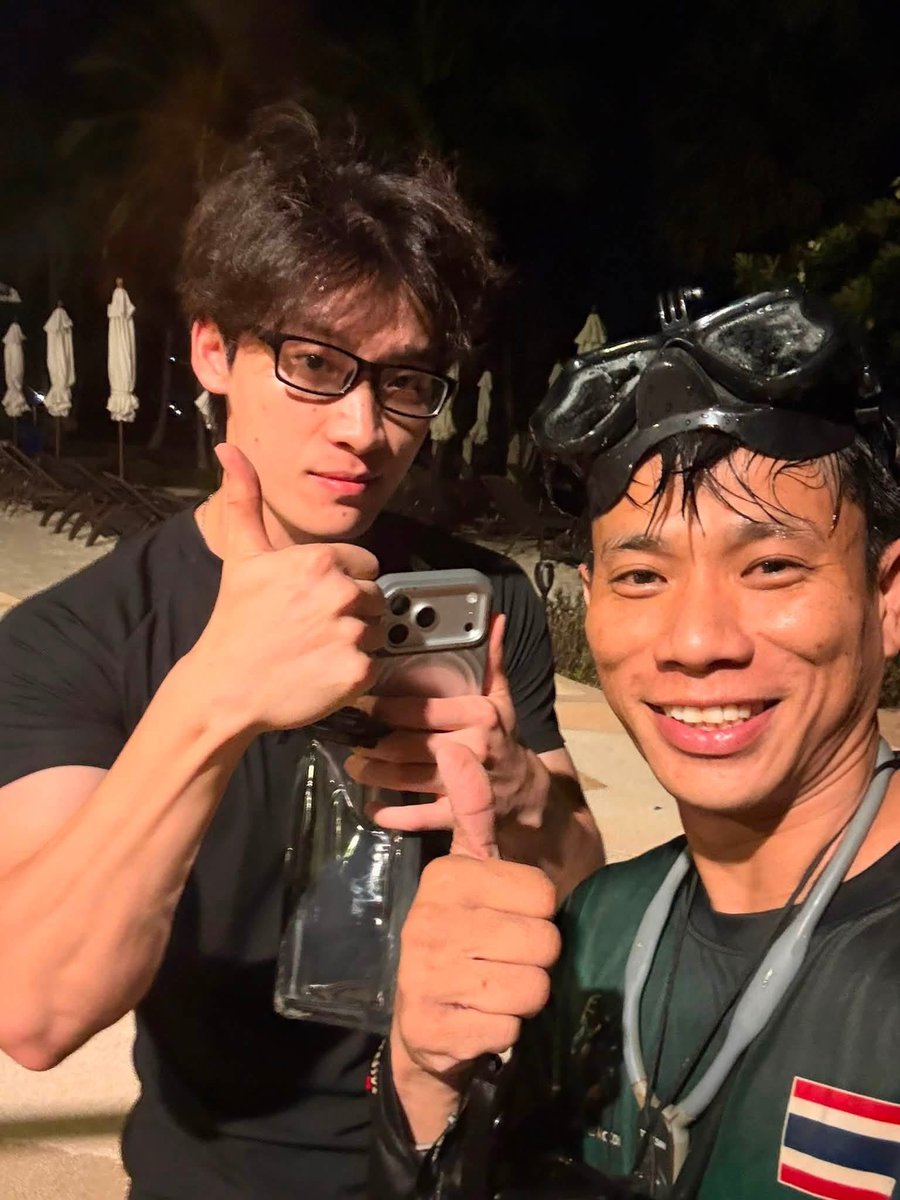 BrightMinho's tweet photo. พี่คนไทยคือสุดมากกกก iPhone 17 Pro Max คนจีนตกน้ำ
พี่แกเลยดำน้ำจนเอาขึ้นมาได้ คนจีนเลยเอา���งินให้ ไม่รู้ตีเป็นเงินไทยกี่บาท

แต่ทุกคนกลับโฟกัสไปที่ iPhone ขาวมาก https://t.co/Ee8j6gWb5n