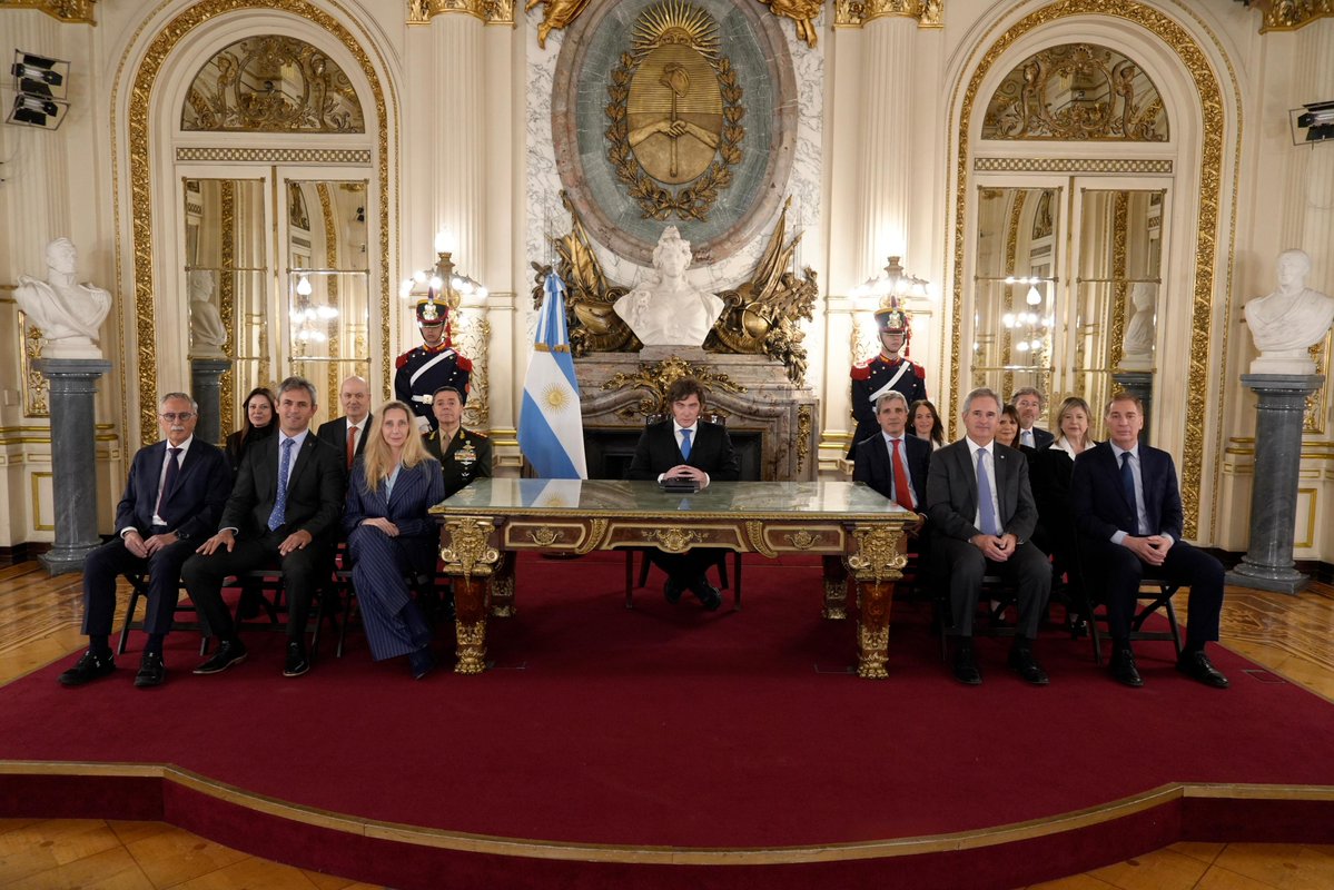 OPRArgentina's tweet photo. LAS MALVINAS SON ARGENTINAS.
Cadena Nacional del Presidente Javier Milei desde Casa Rosada.
EN VIVO: https://t.co/aT1tA5L2TC https://t.co/W9o4HNDZe7