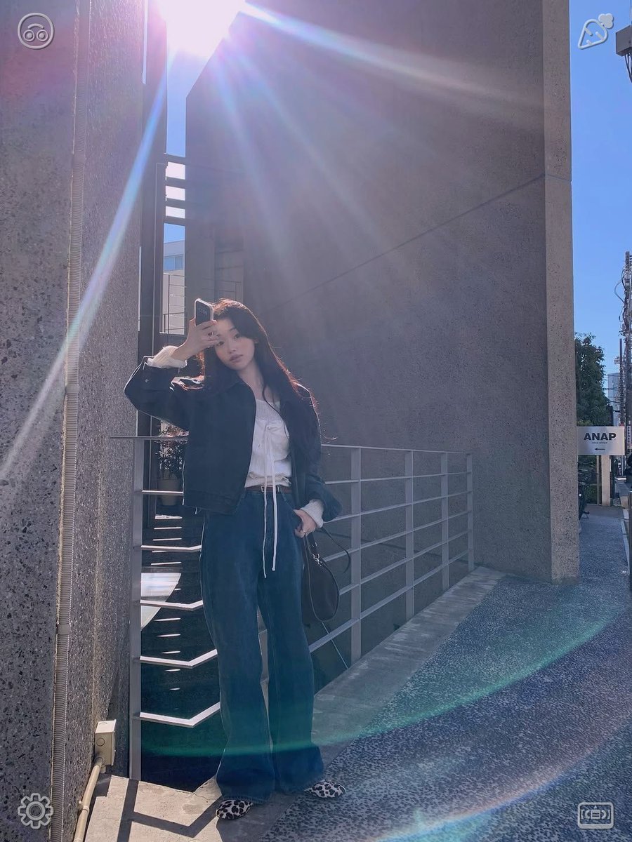 chankin810's tweet photo. When you look at me gently, a delicate wave of shy excitement still bubbles up inside—a tender, timid joy that has grown from years of enduring affection. https://t.co/Gt7Mxm49hm