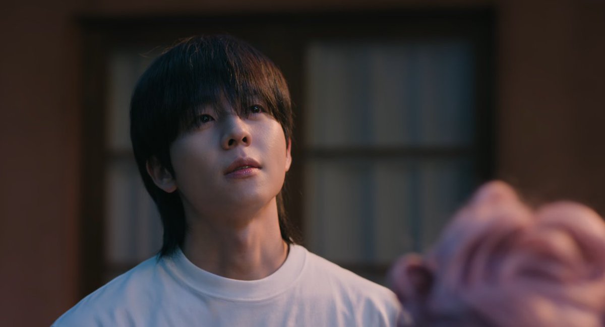 imbcenews's tweet photo. 채종협, '바캉스의 법칙' 6주 연속 1위…굳건한 현지 인기
#채종협 #바캉스의법칙 #ABEMA #iMBC연예

채종협은 일본 OTT 플랫폼 ABEMA 오리지널 드라마 ‘바캉스의 법칙’에서 타츠미 별장 일대를 관리하는 관리인이자 사신 ‘니시가미’ 역을 맡아 열연을 펼치고 있다. 

사신으로서의 사명과 인간 사이에서 갈등하는 인물의 내면을 섬세하게 그리며 극을 이끌고 있다.

🔗https://t.co/izlJMVsBm2